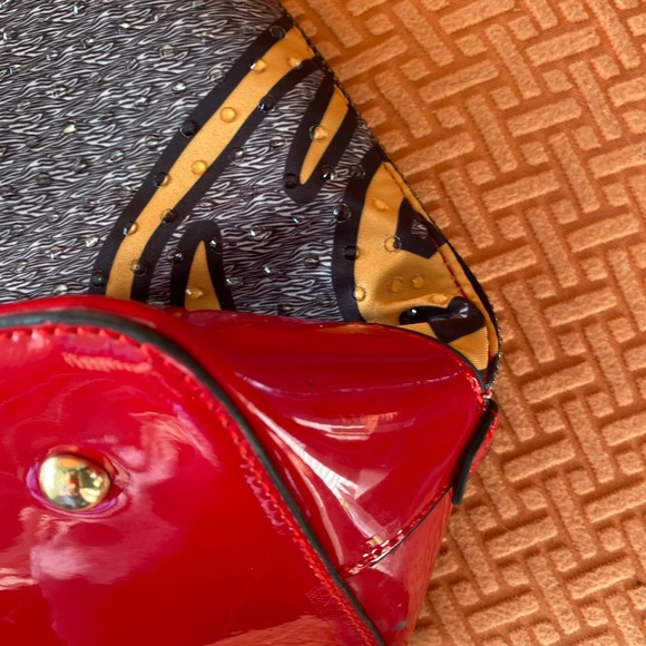 David Jones Paris woman’s face design red shoulder bag - Picture 10 of 10